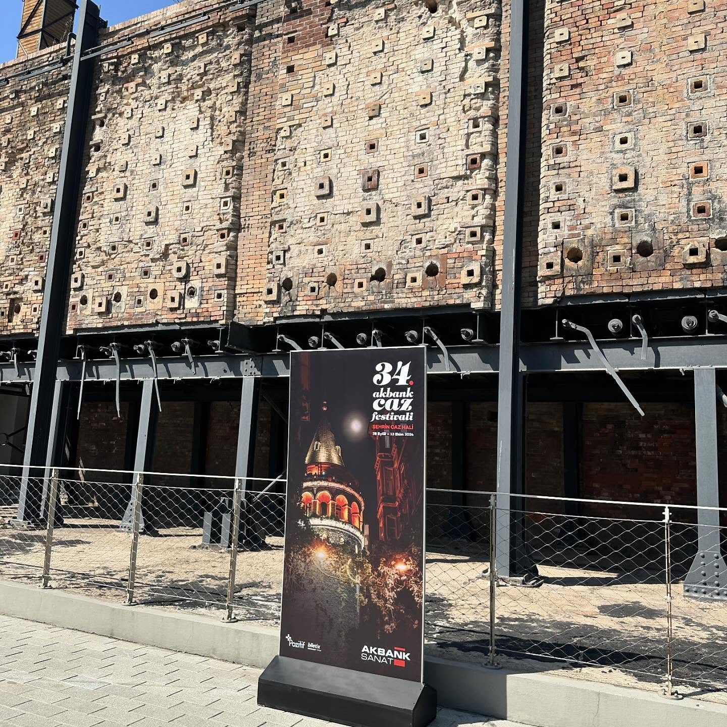 Akbank Caz Festivali Outdoor & Sahne Branding Çözümleri - Görsel 2